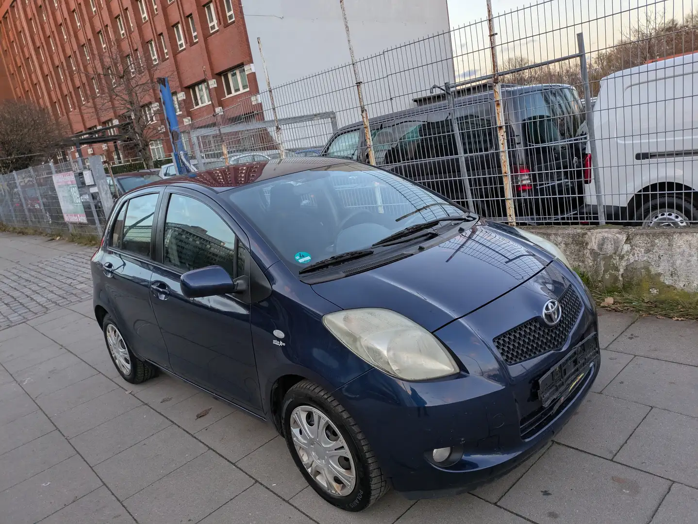 Toyota Yaris Sol Bleu - 1