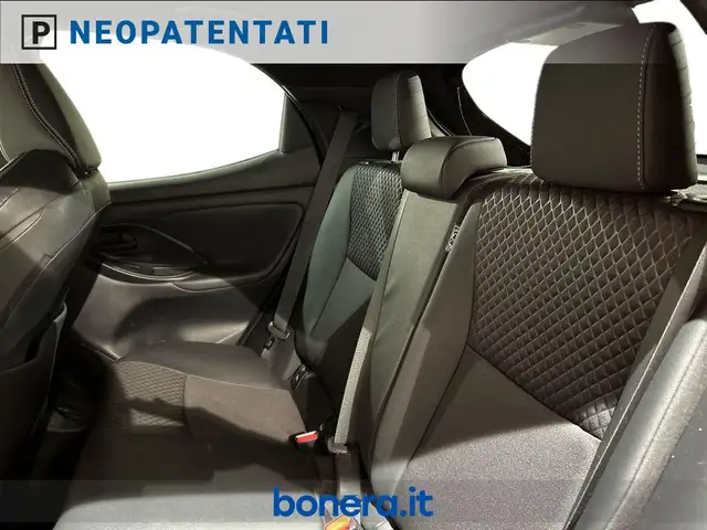 Toyota Yaris view 25