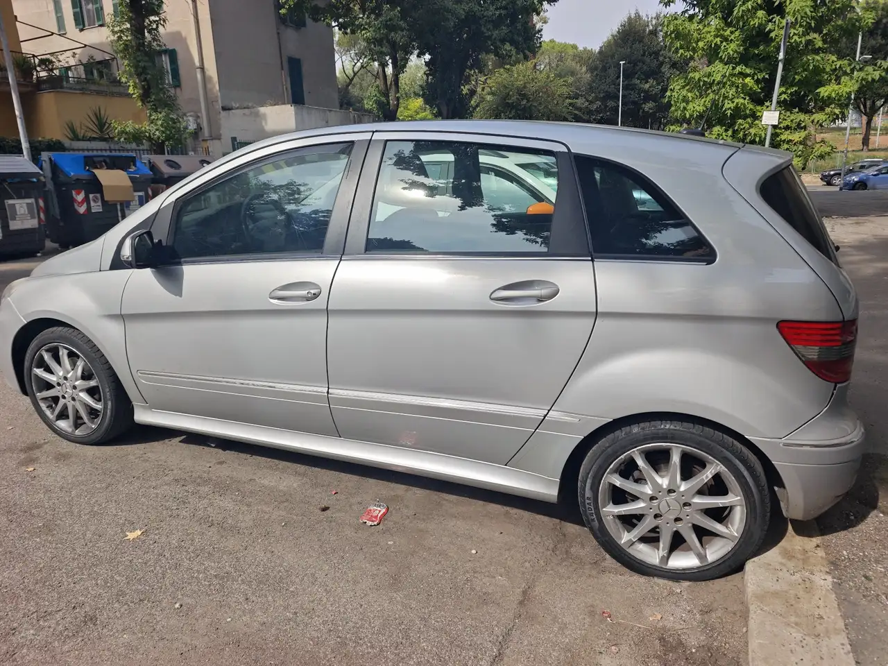Mercedes-Benz B 180