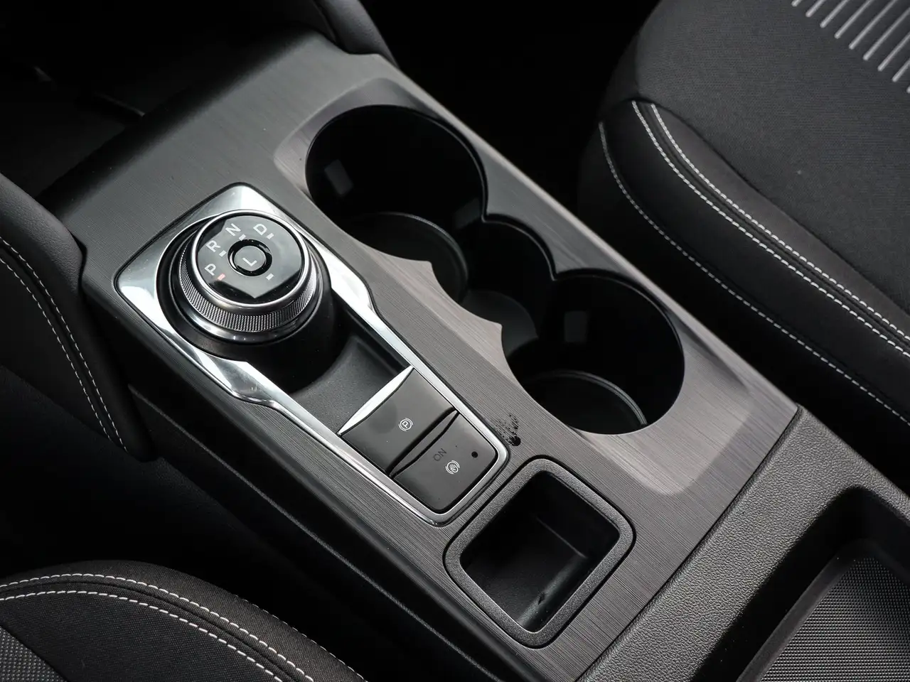 Ford Kuga Plug-In Hybrid Active Ganzjahresreifen 10