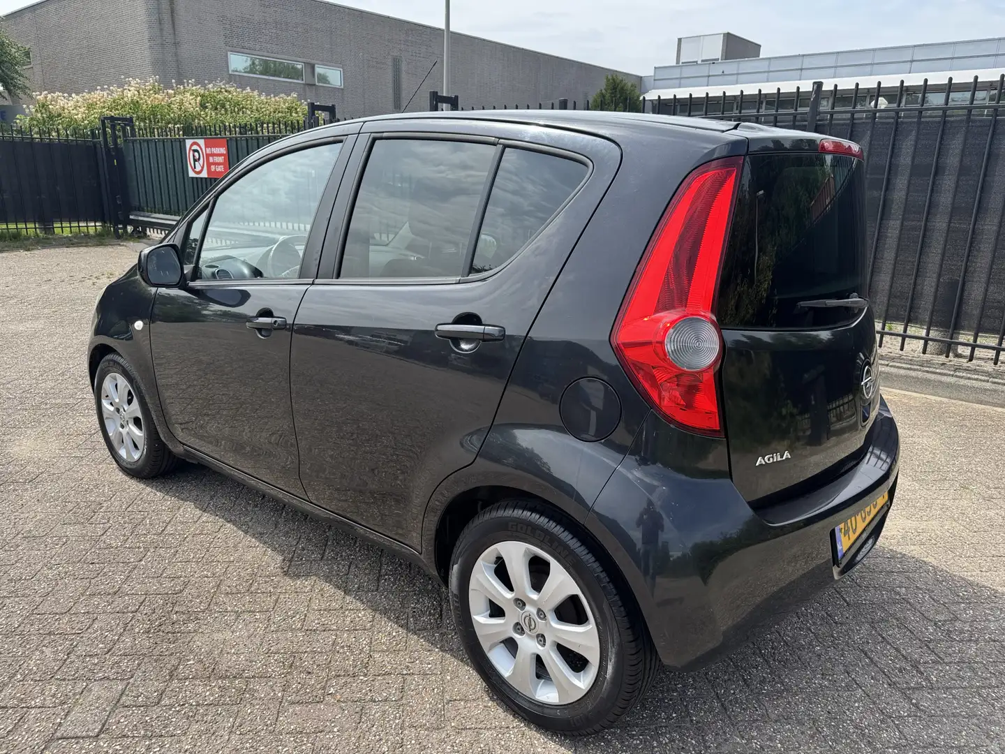 Opel Agila 1.0 Enjoy Airco/LMV Zwart - 2