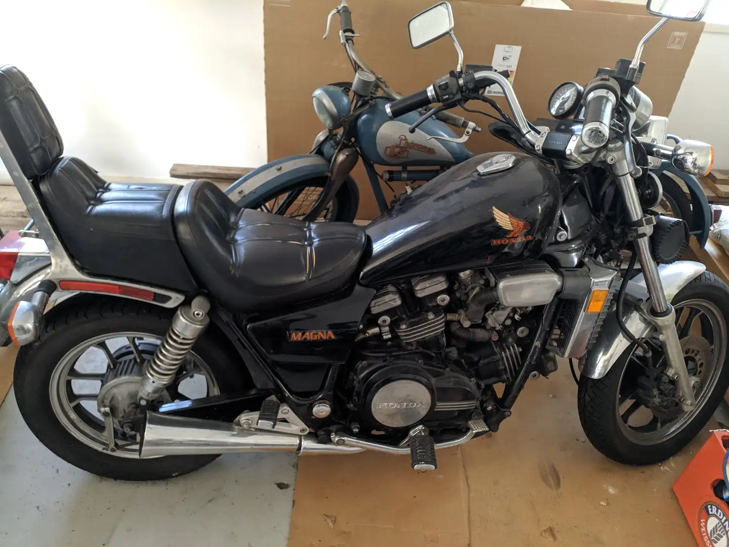 Honda VF 700 Magna Black - 1
