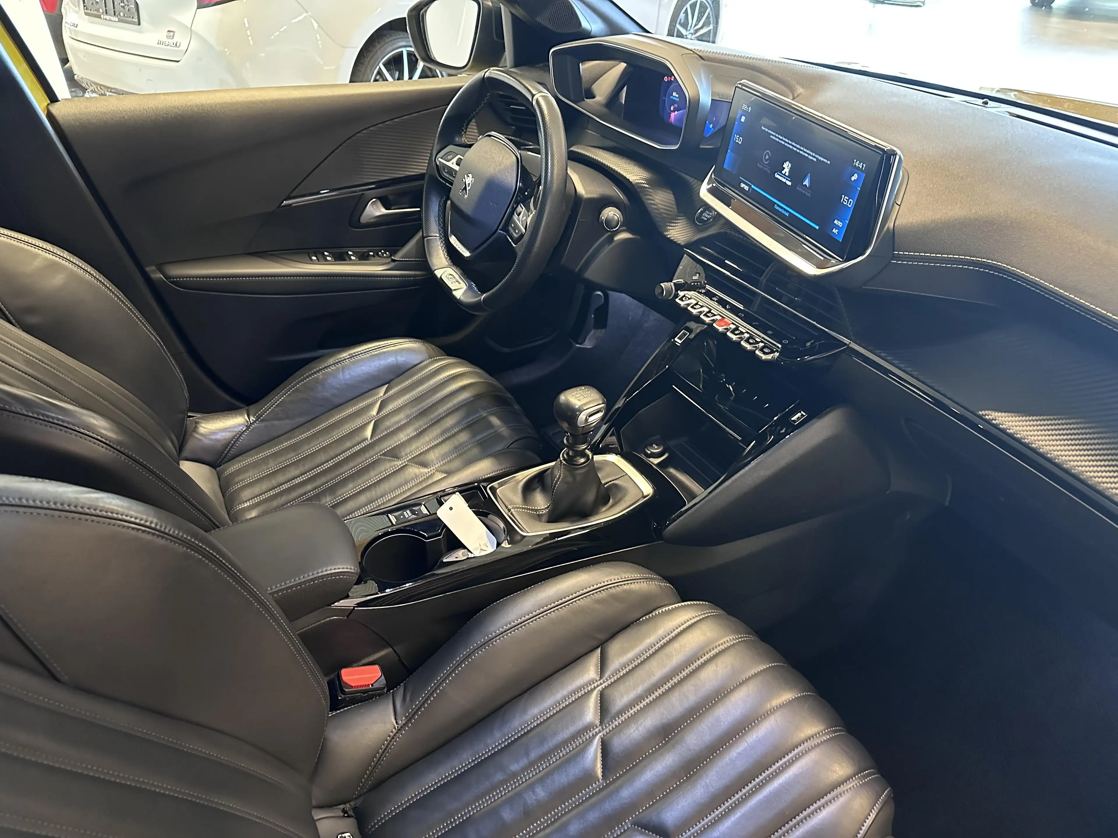 Peugeot 208 GT LINE 1.2 BENZINE 100 MAN 6 — photo 2