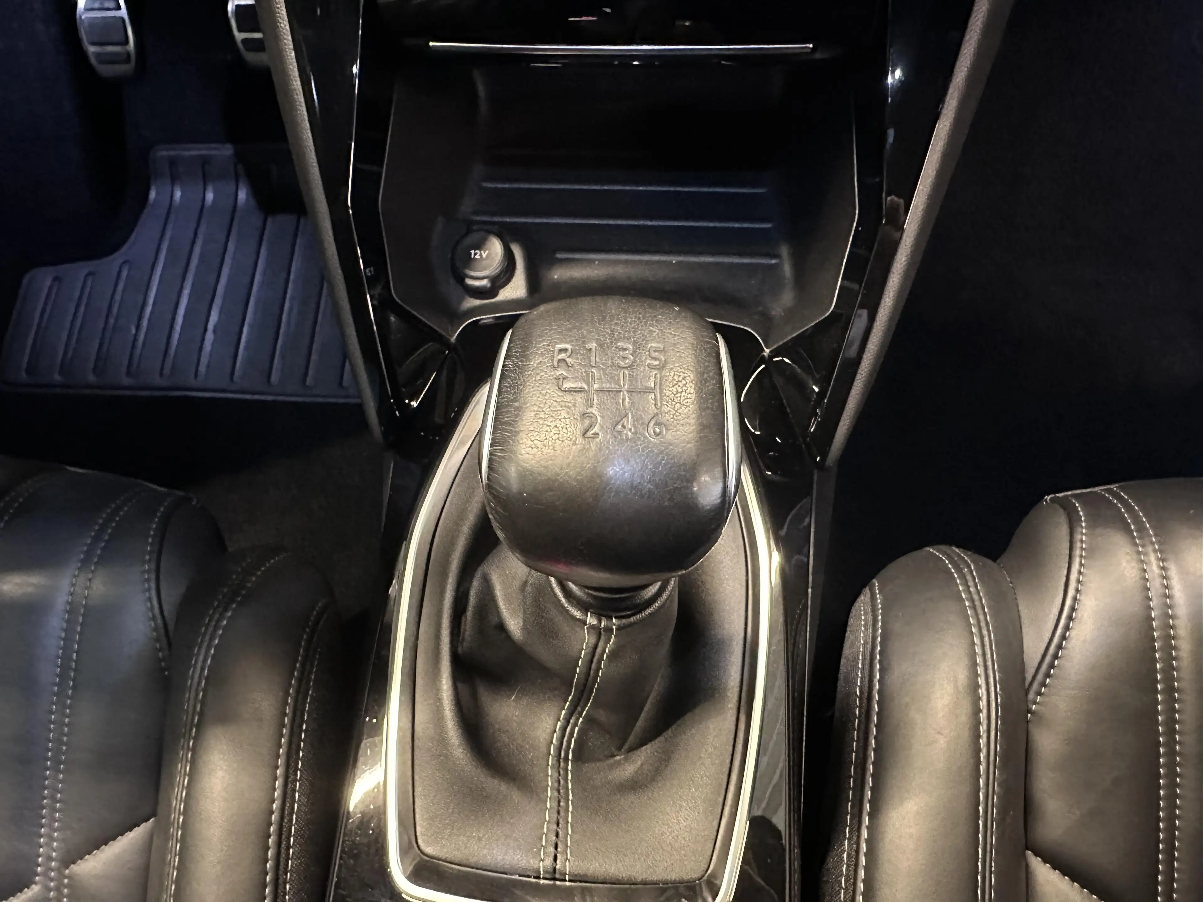Peugeot 208 GT LINE 1.2 BENZINE 100 MAN 6 — photo 4