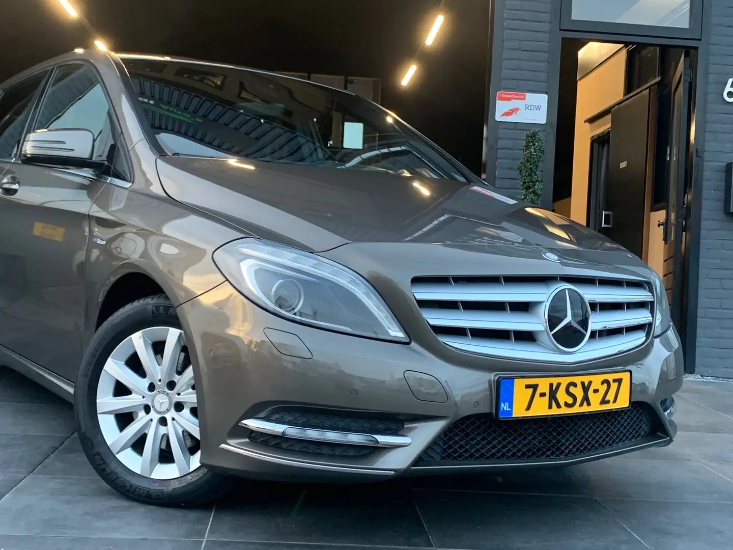 Mercedes-Benz B 200 Ambition AUT|LEER|CRUISE|CAMERA Grijs - 2