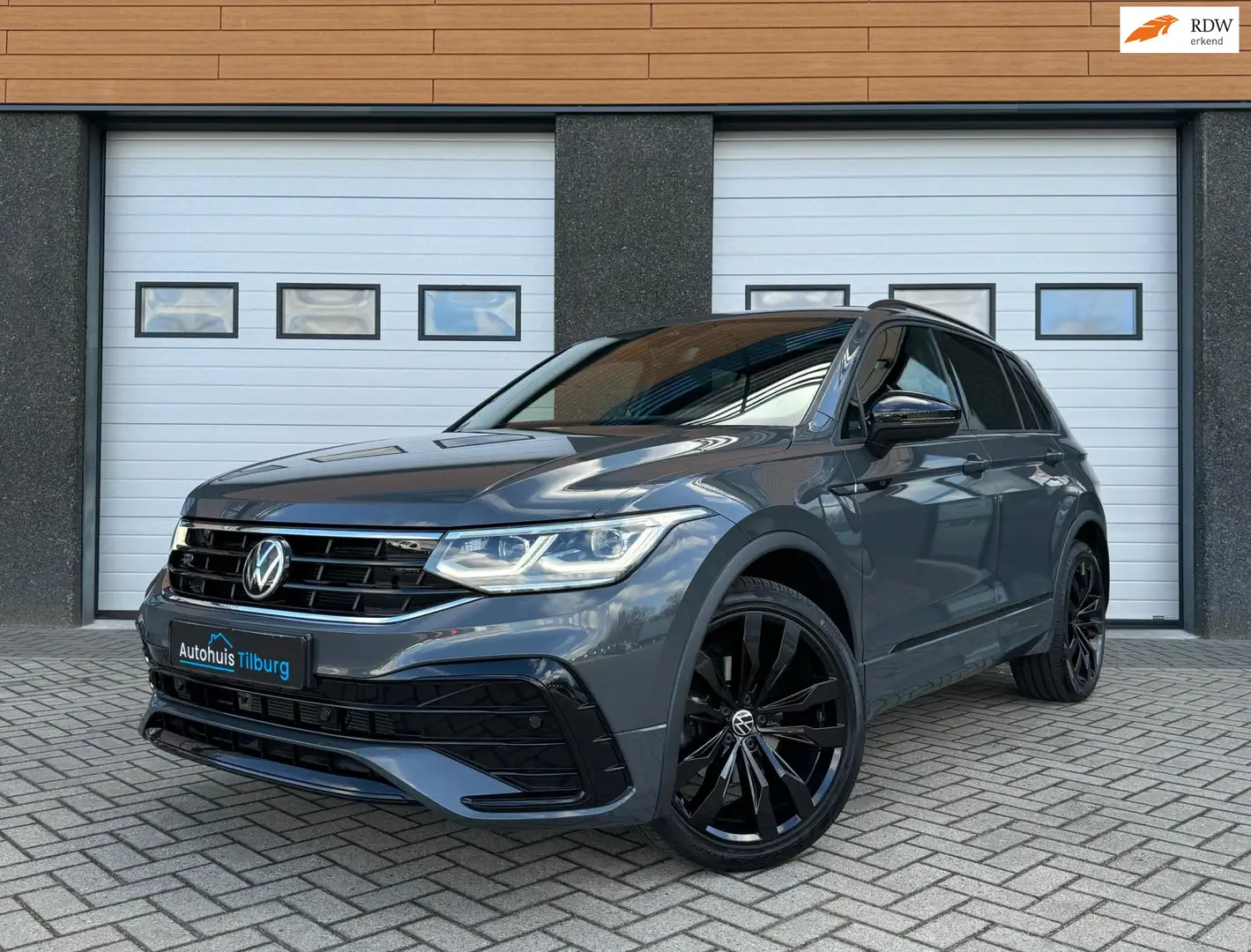 Volkswagen Tiguan 1.5 TSI 3x R-Line Black line Pano Trekhaak Gris - 1