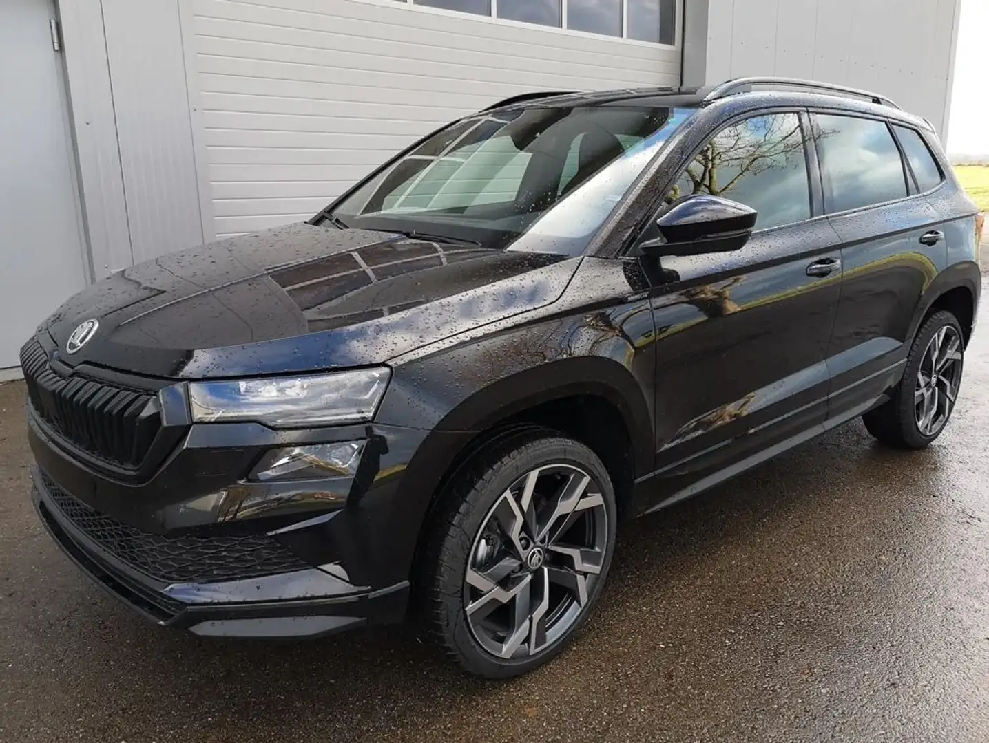 Skoda Karoq 2.0l TSI DSG 4x4 Sportline Pano AHK KW180 Schwarz - 1