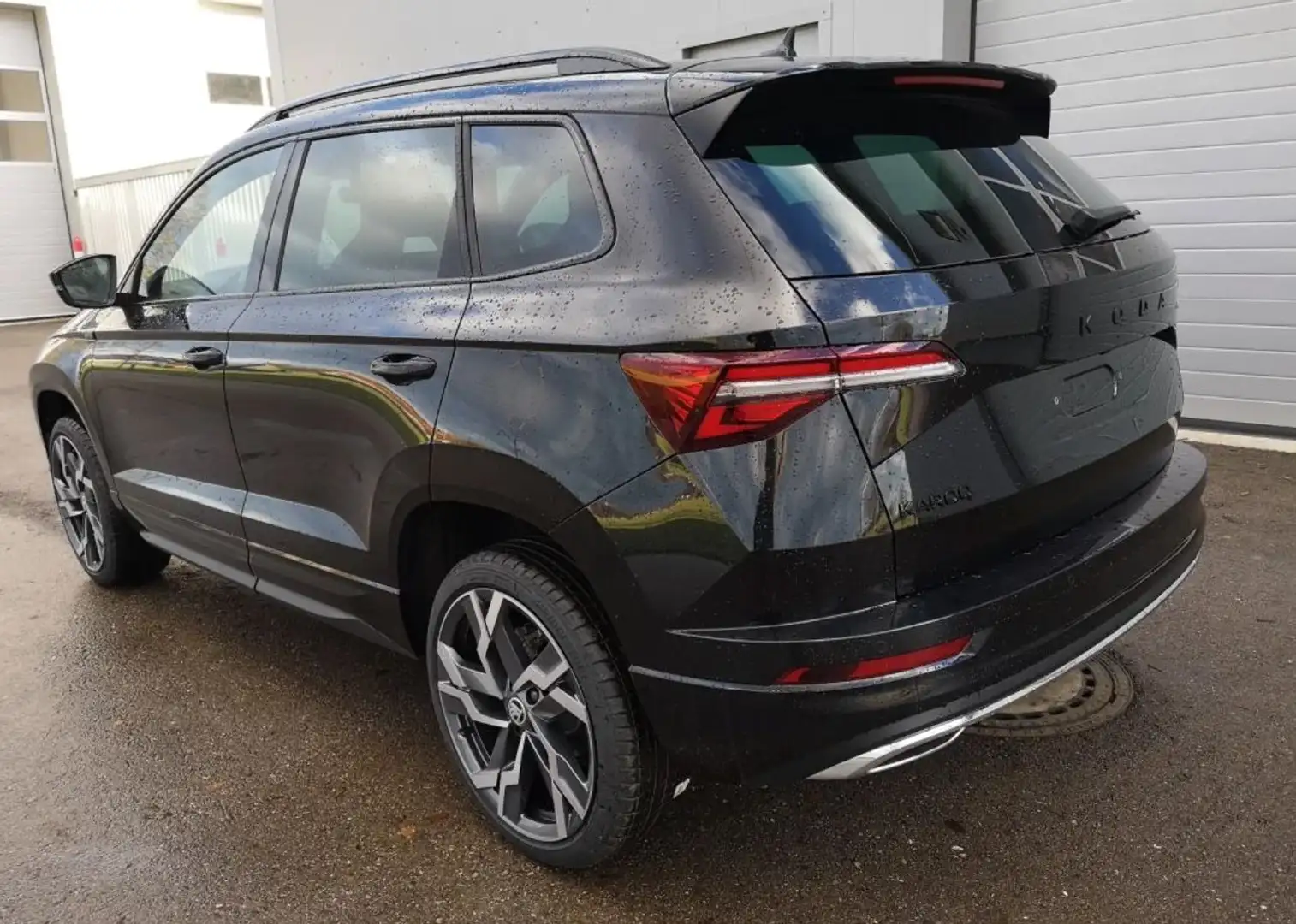 Skoda Karoq 2.0l TSI DSG 4x4 Sportline Pano AHK KW180 Schwarz - 2