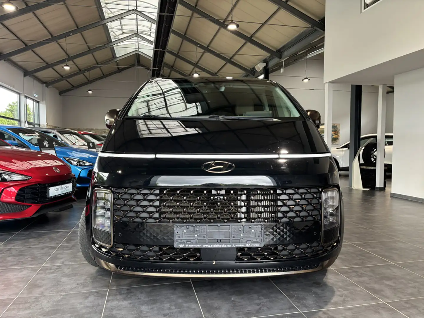 Hyundai STARIA 2.2 Signature 4WD Schwarz - 2