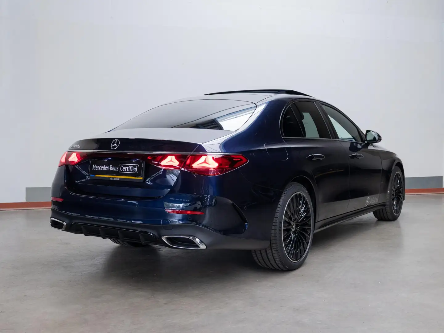 Mercedes-Benz E 300 Limousine e Sport Edition Panorama dak Blauw - 2