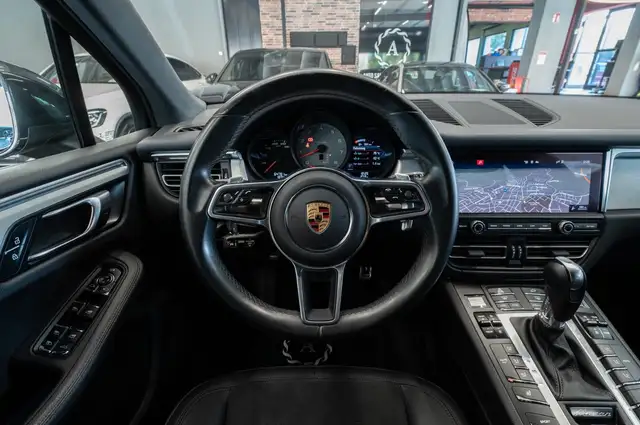 Porsche Macan view 16