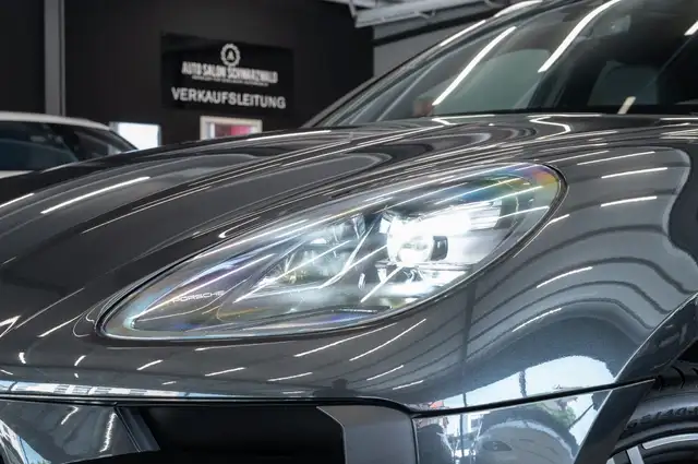 Porsche Macan view 4