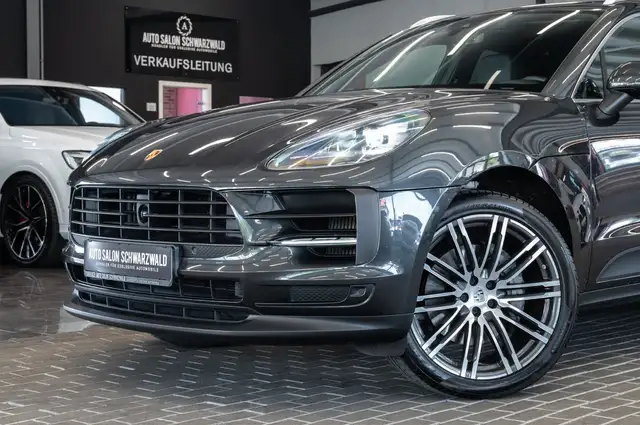 Porsche Macan view 3
