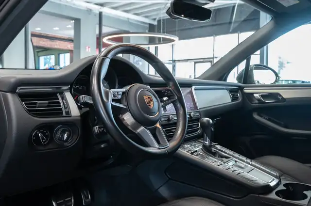 Porsche Macan view 11