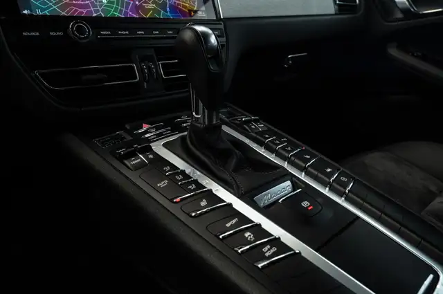 Porsche Macan view 26