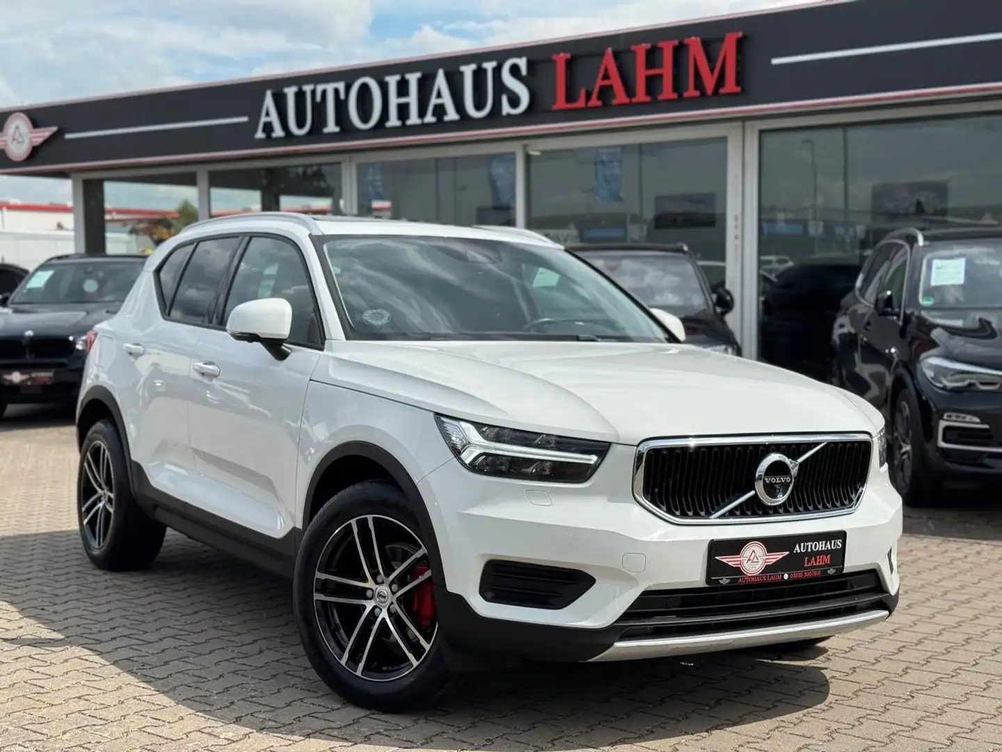 Volvo XC40 Momentum 2WD*PANO*AHK*360°KAMERA*LED*DAB Blanc - 1
