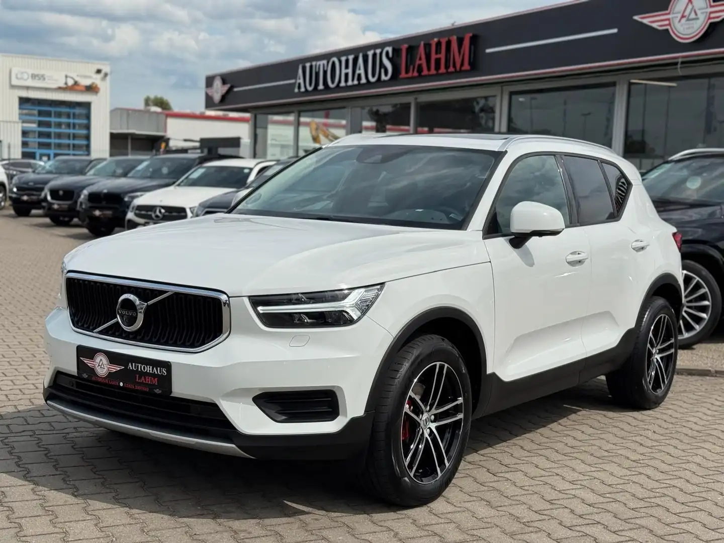 Volvo XC40 Momentum 2WD*PANO*AHK*360°KAMERA*LED*DAB Blanc - 2