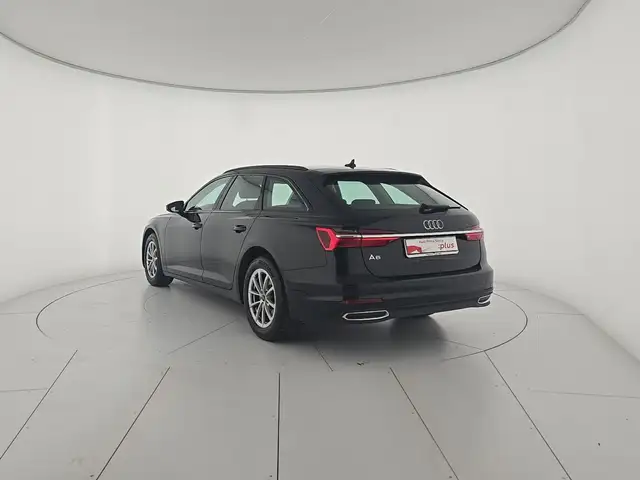 Audi A6 Avant view 3