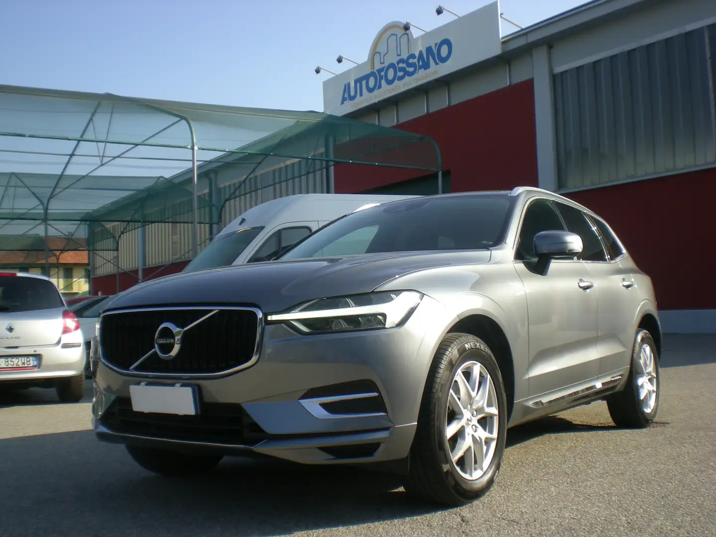 Volvo XC60 2.0 d4 Momentum Pro Geartronic Argento - 1