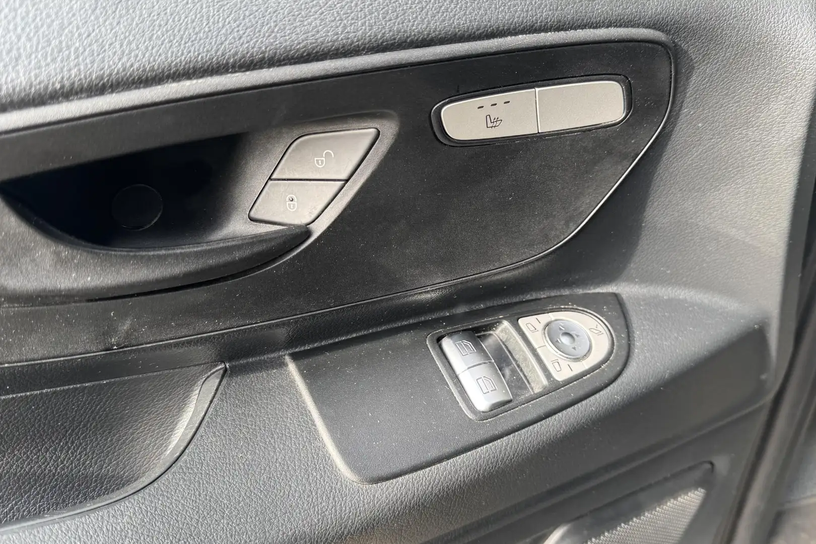 Mercedes-Benz Vito 124 L2 Automaat Mixto Dubbel Cabine | Distronic+ | Zwart - 2