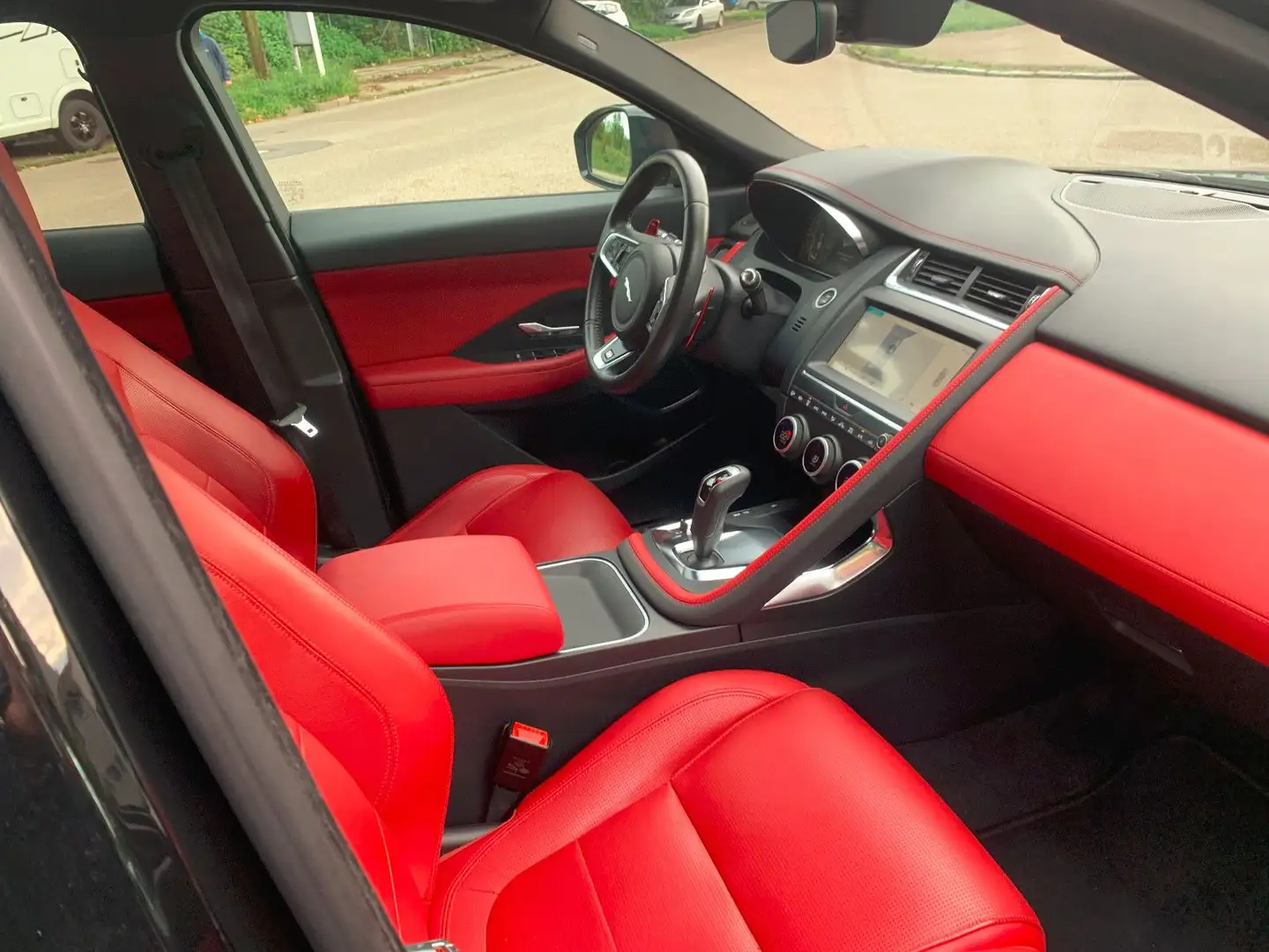 Jaguar E-Pace R-Dynamic Leder PanoDach AHK Schwarz - 2