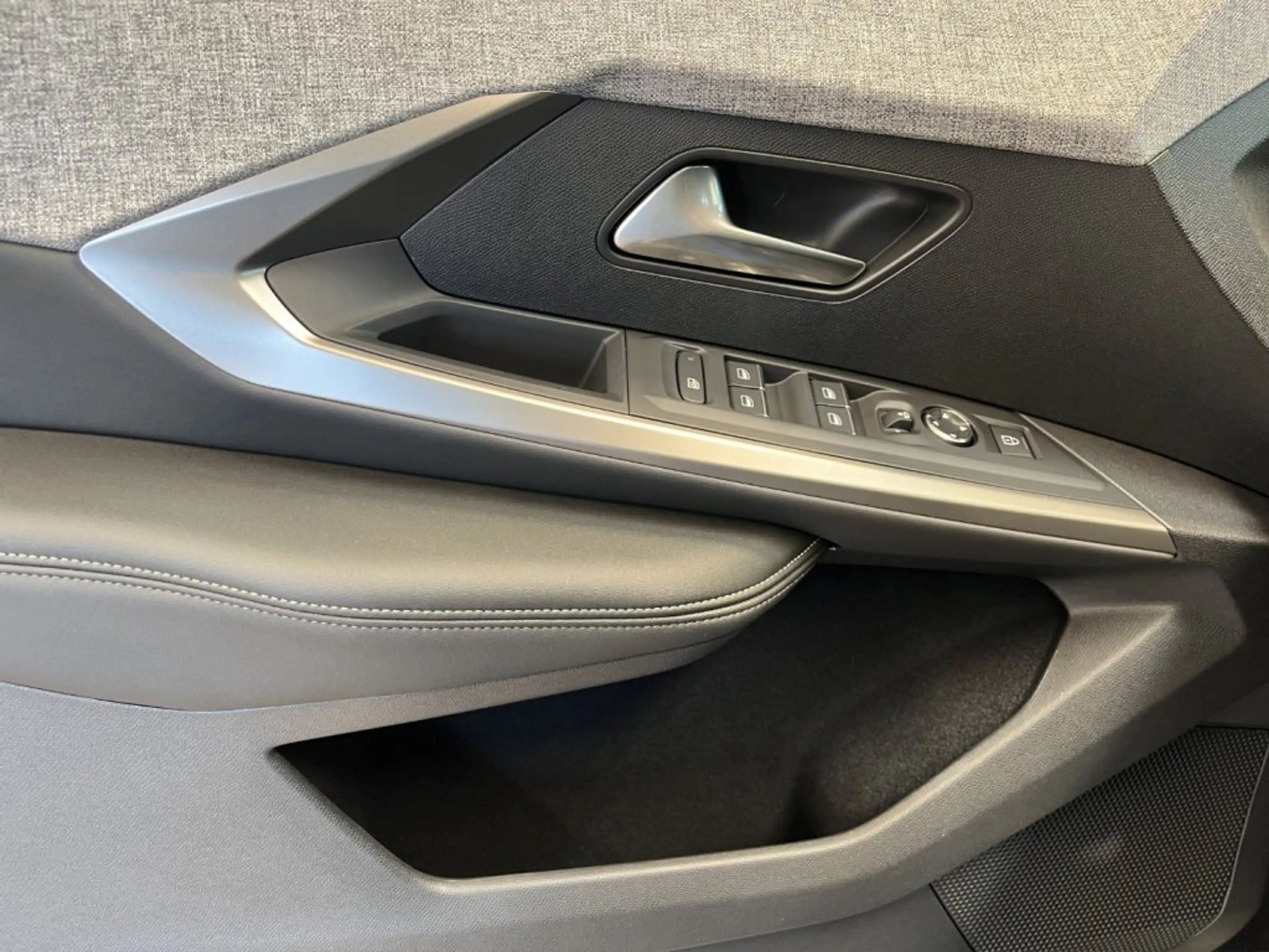 Peugeot 5008 GT Elektro 230 98kW — photo 12