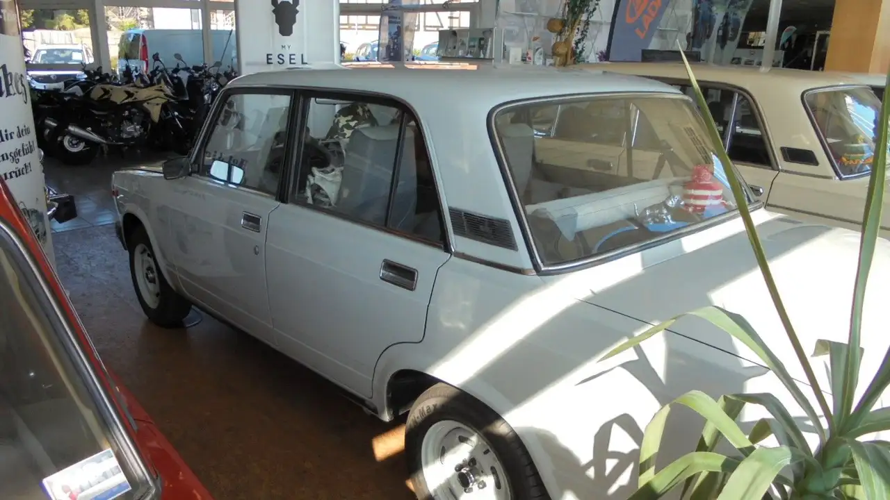 Lada 2107 1,5 4-Gang,beh.Heckscheibe, innen Grau, foto 2