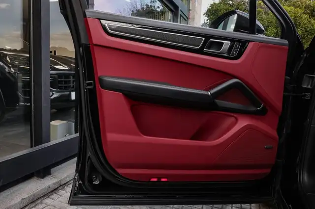 Porsche Cayenne view 14