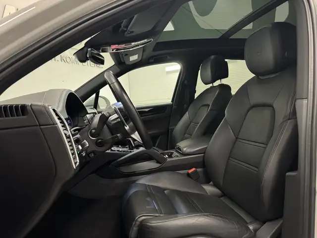 Porsche Cayenne view 13