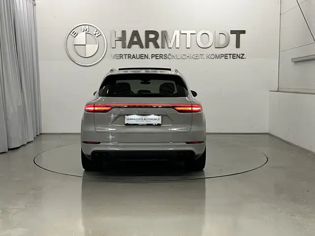 Porsche Cayenne view 4