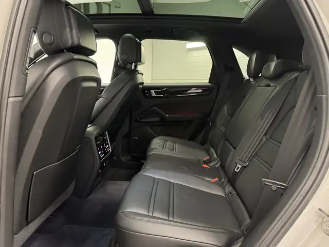 Porsche Cayenne view 14