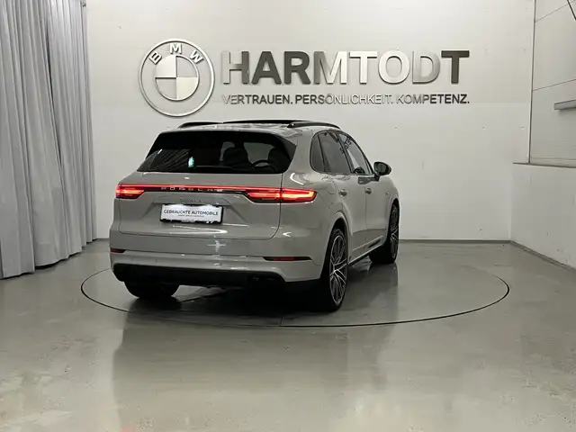 Porsche Cayenne view 5