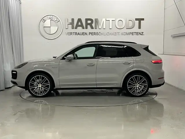 Porsche Cayenne view 3