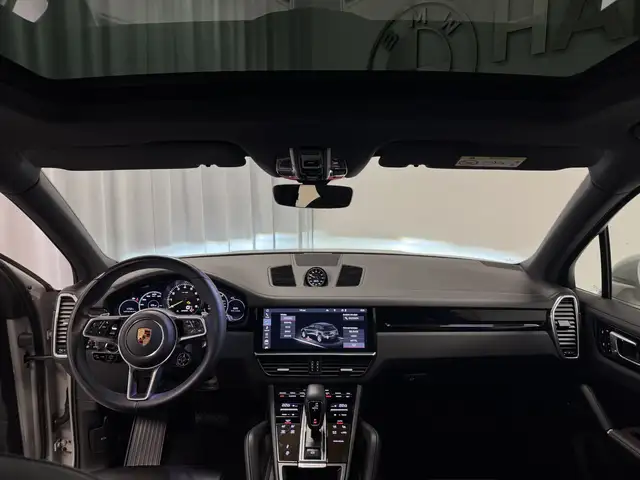 Porsche Cayenne view 9