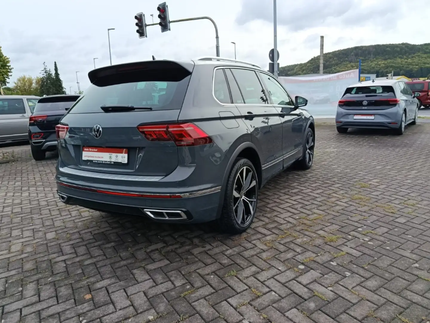 Volkswagen Tiguan R-Line 4Motion 2.0 TSI AHK+Pano+LED+Klima Grau - 2