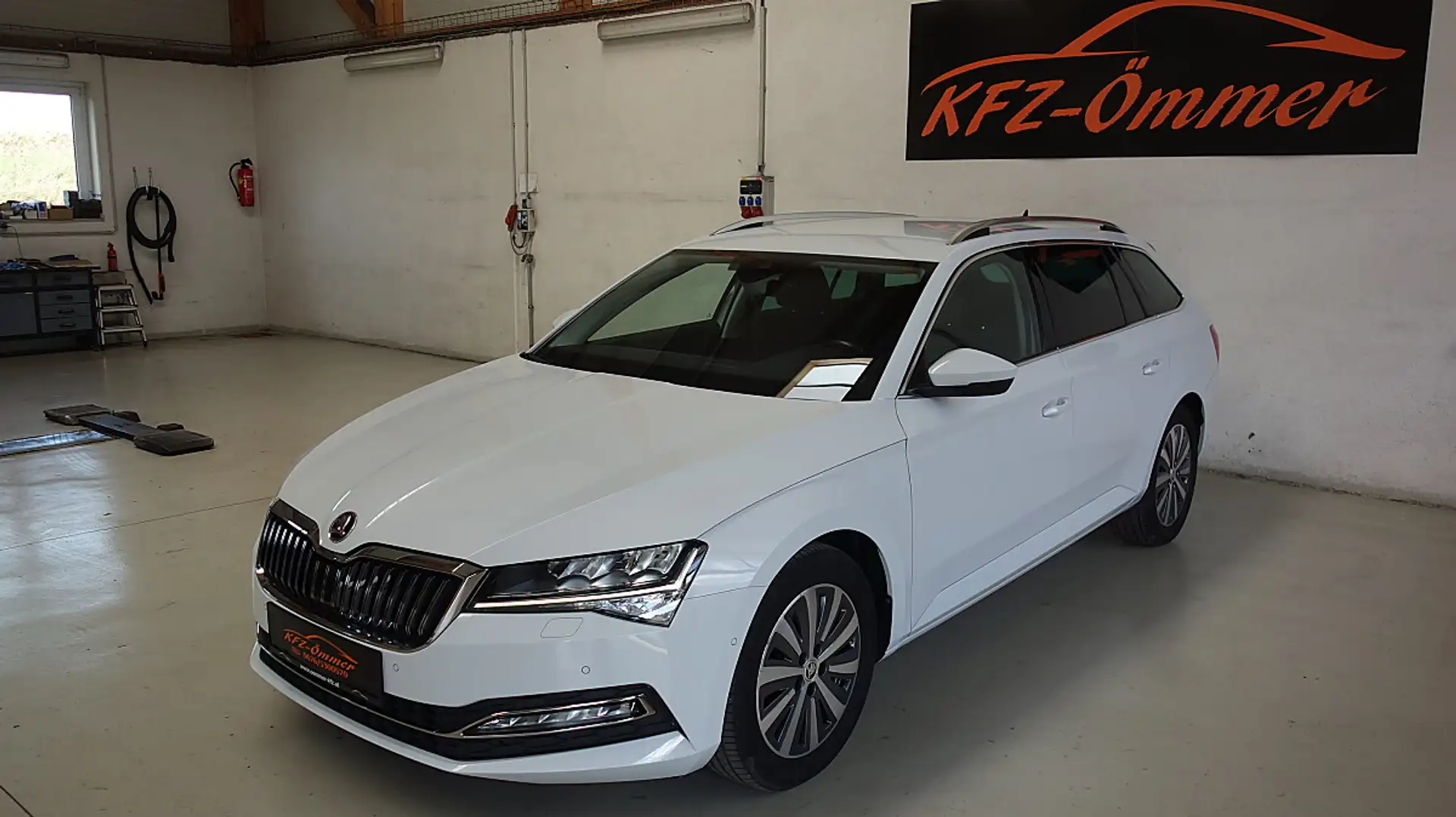 Skoda Superb Kombi 2,0 TDI Style DSG,AHK,LED,Kamera,Virtual,... Weiß - 1
