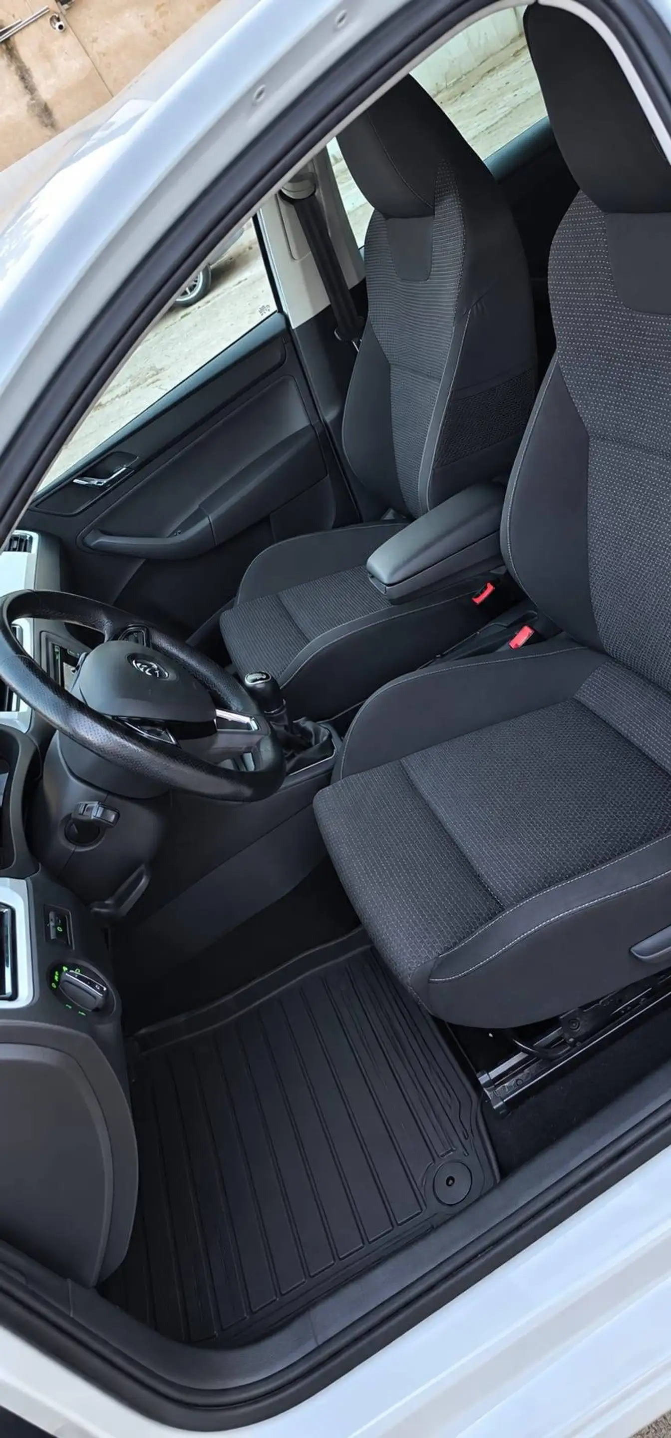 Skoda Rapid/Spaceback Elegance — photo 9