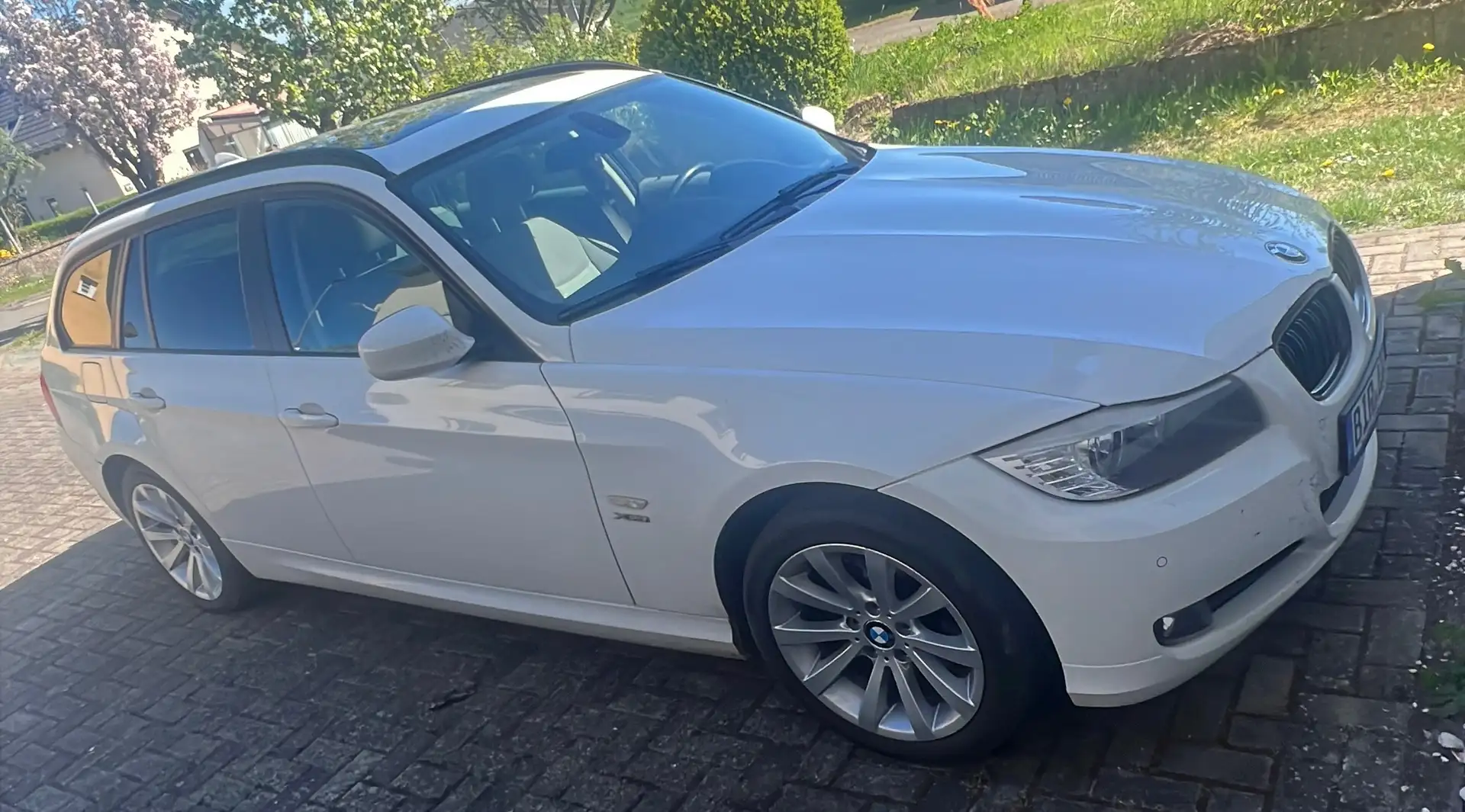 BMW 320 3er Touring Diesel 320d xDrive DPF Touring Edition Bílá - 1