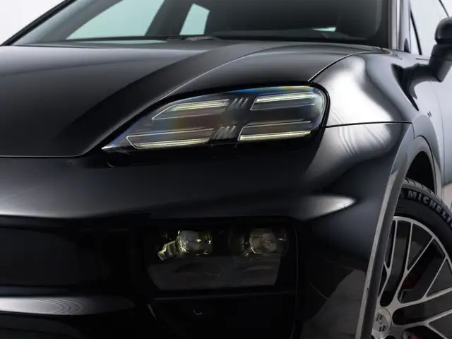 Porsche Macan view 3