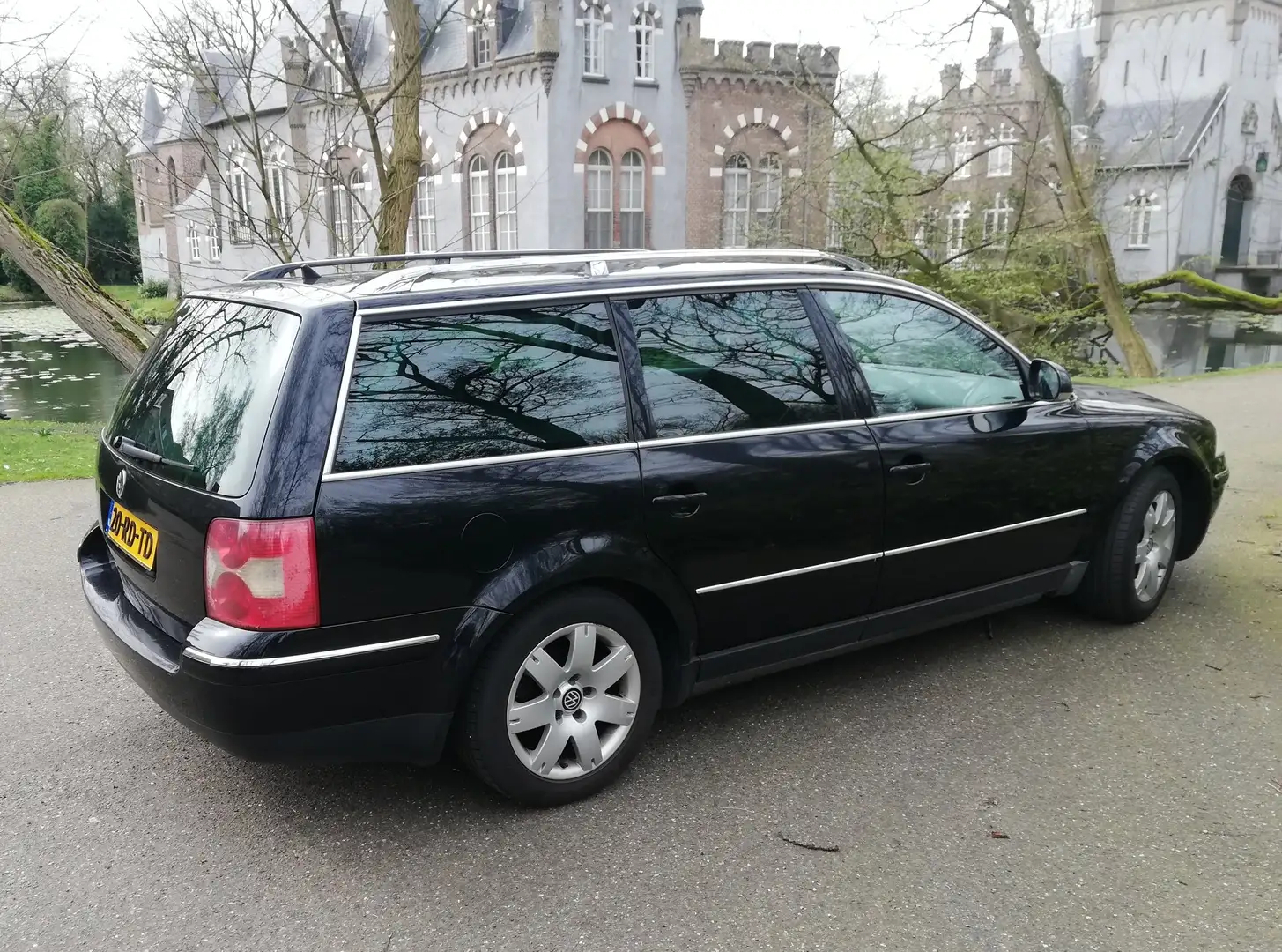 Volkswagen Passat 1.8 Turbo Sportline Zwart - 1