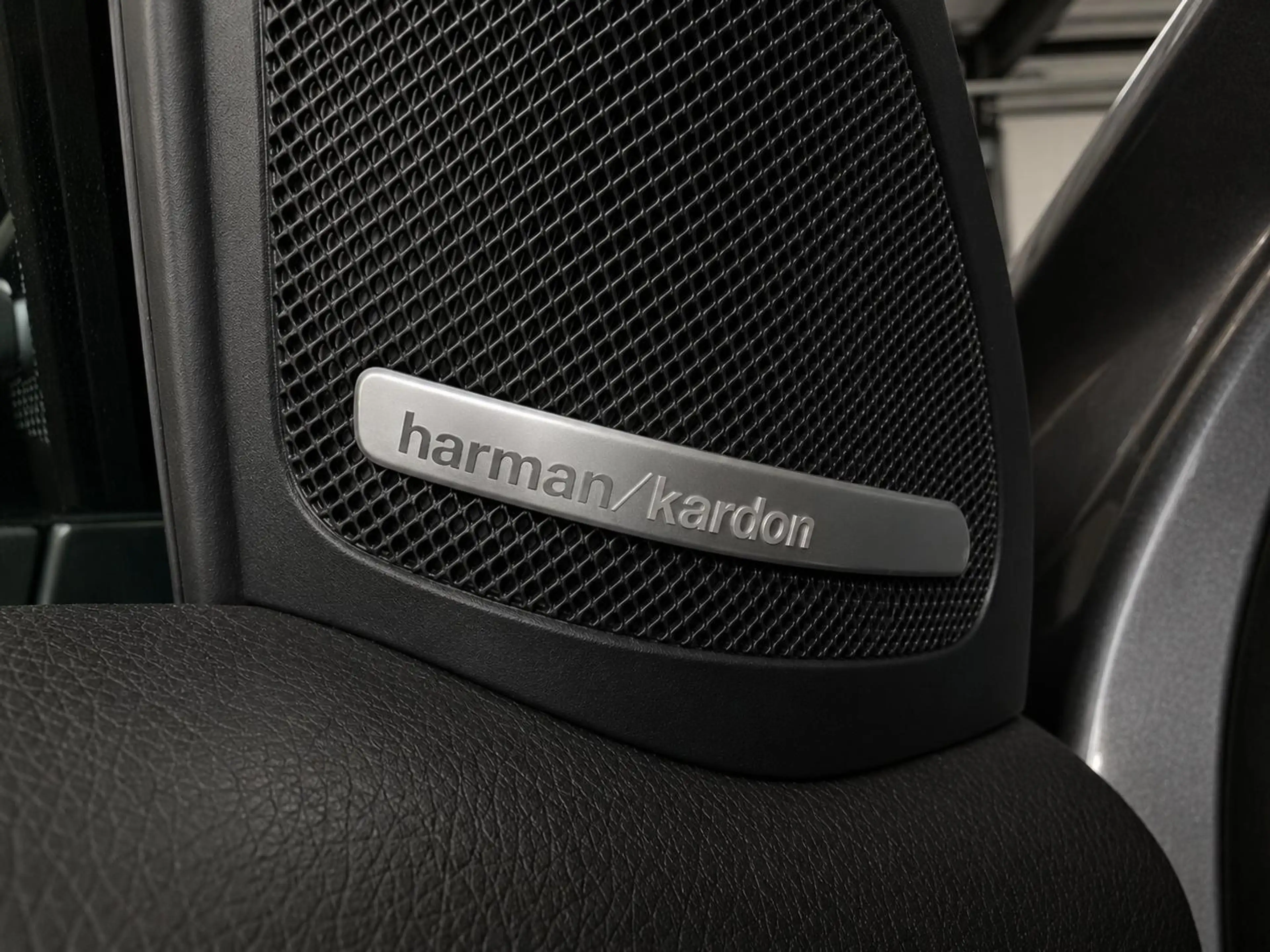 Mercedes-Benz GLA 250 4Matic Premium Plus Pano Harman Kardon Memory Nigh — photo 17