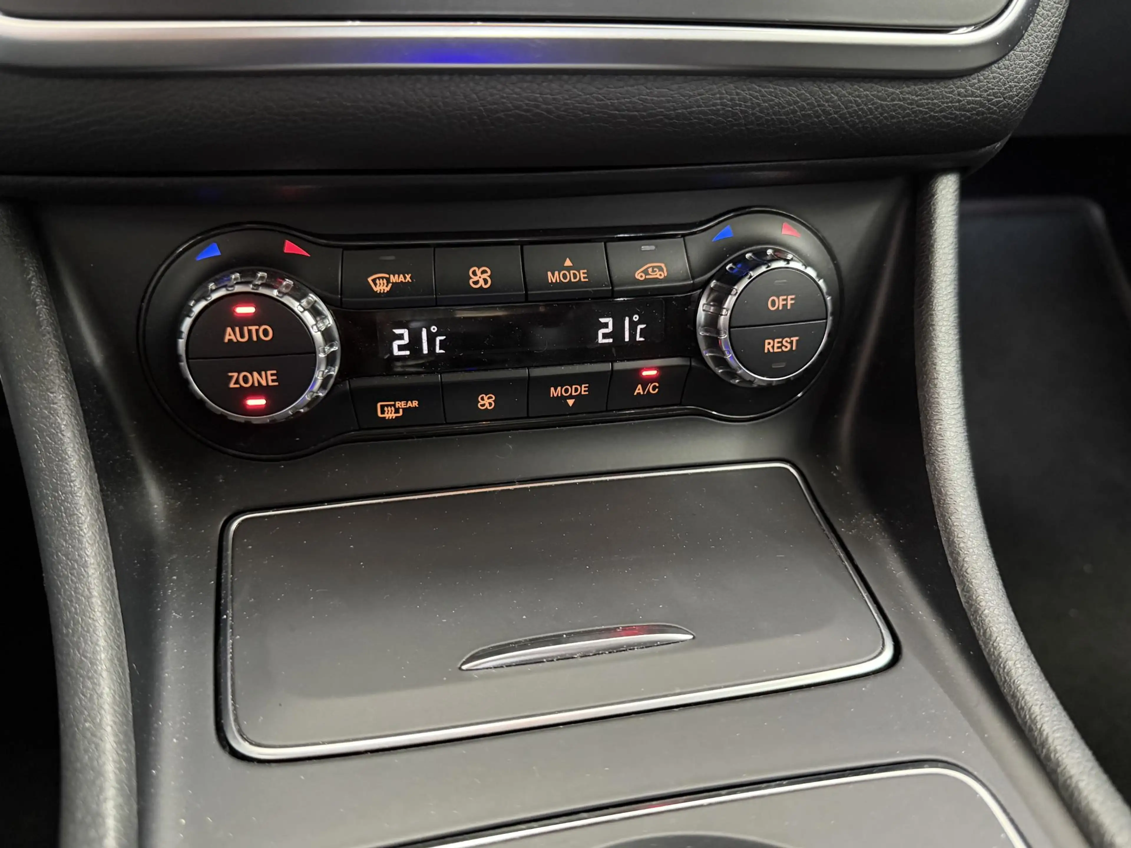 Mercedes-Benz GLA 250 4Matic Premium Plus Pano Harman Kardon Memory Nigh — photo 27