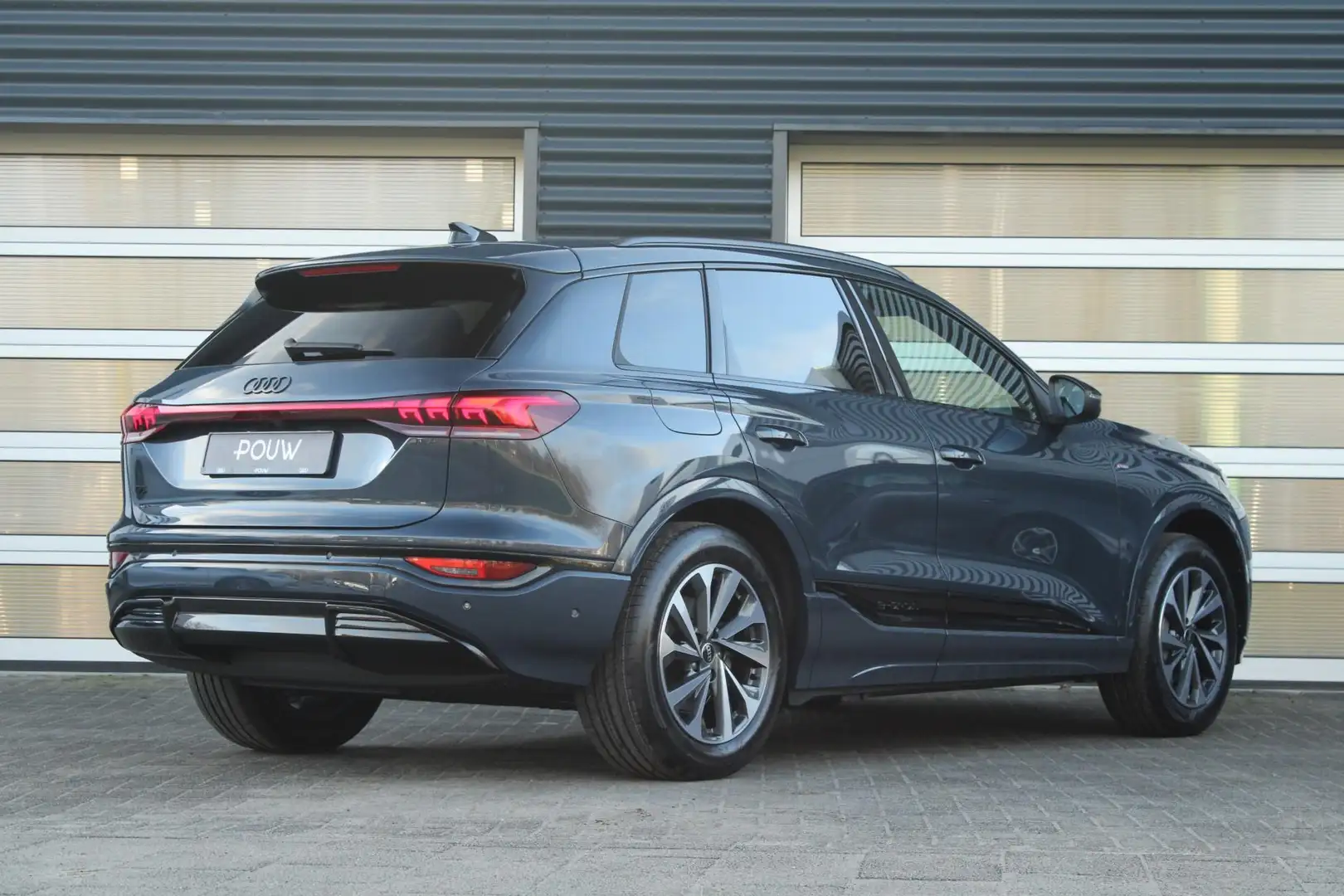 Audi Q6 e-tron 252pk Launch edition 83 kWh | Tech Pro Pakk Blauw - 2