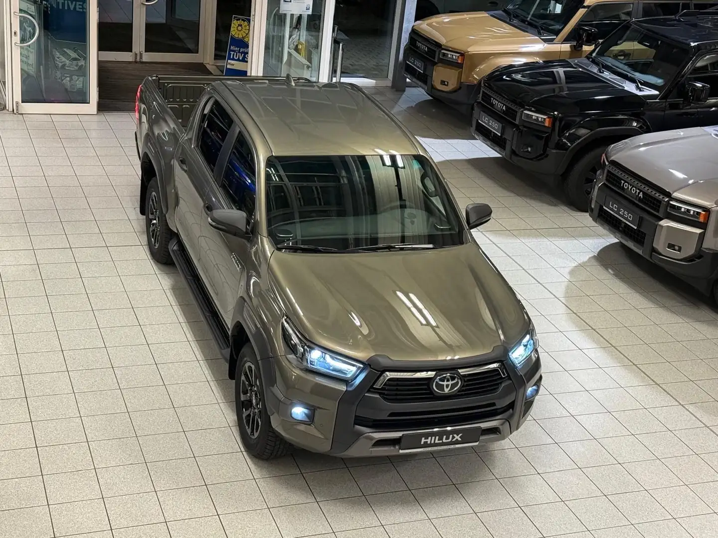 Toyota Hilux DOUBLE CAB INVINCIBLE-MILD HYB.- JBL -48.790,- Braun - 1