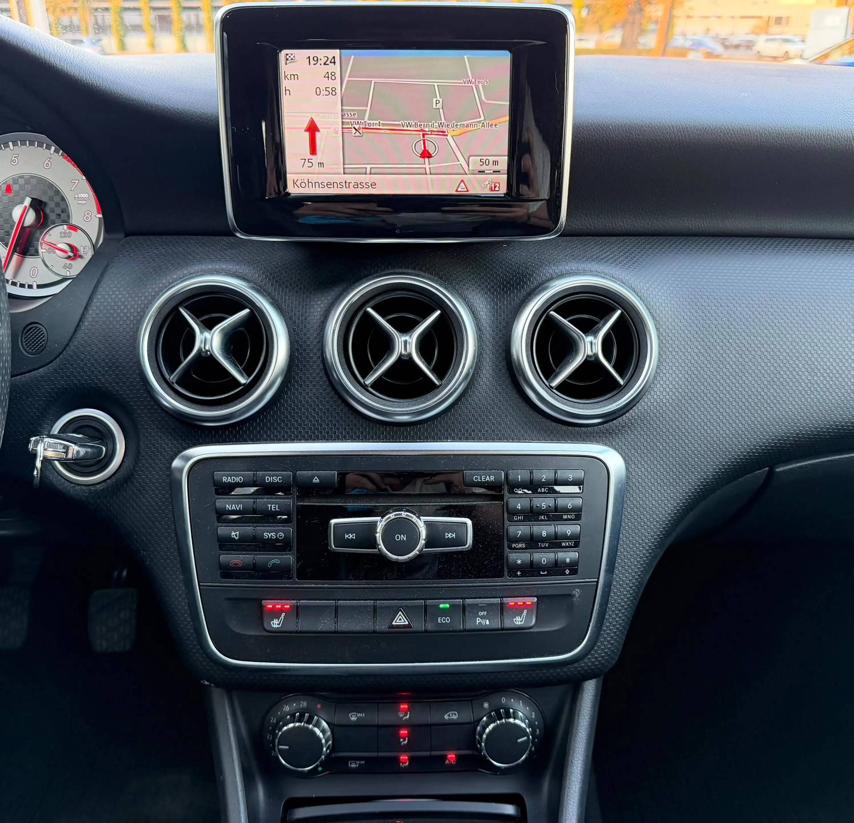 Mercedes-Benz A 180 A 180 BlueEfficiency (176.042) KLIMA / NAVI / SITZHEIZUNG / PDC / ALU / FINANZIERUNG / GARANTIE / — photo 9
