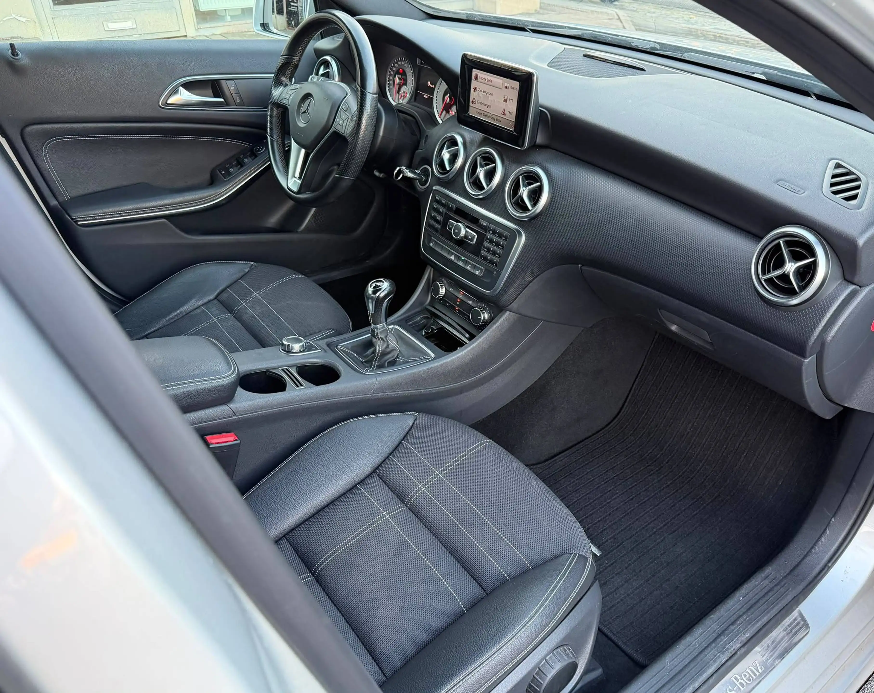 Mercedes-Benz A 180 A 180 BlueEfficiency (176.042) KLIMA / NAVI / SITZHEIZUNG / PDC / ALU / FINANZIERUNG / GARANTIE / — photo 12