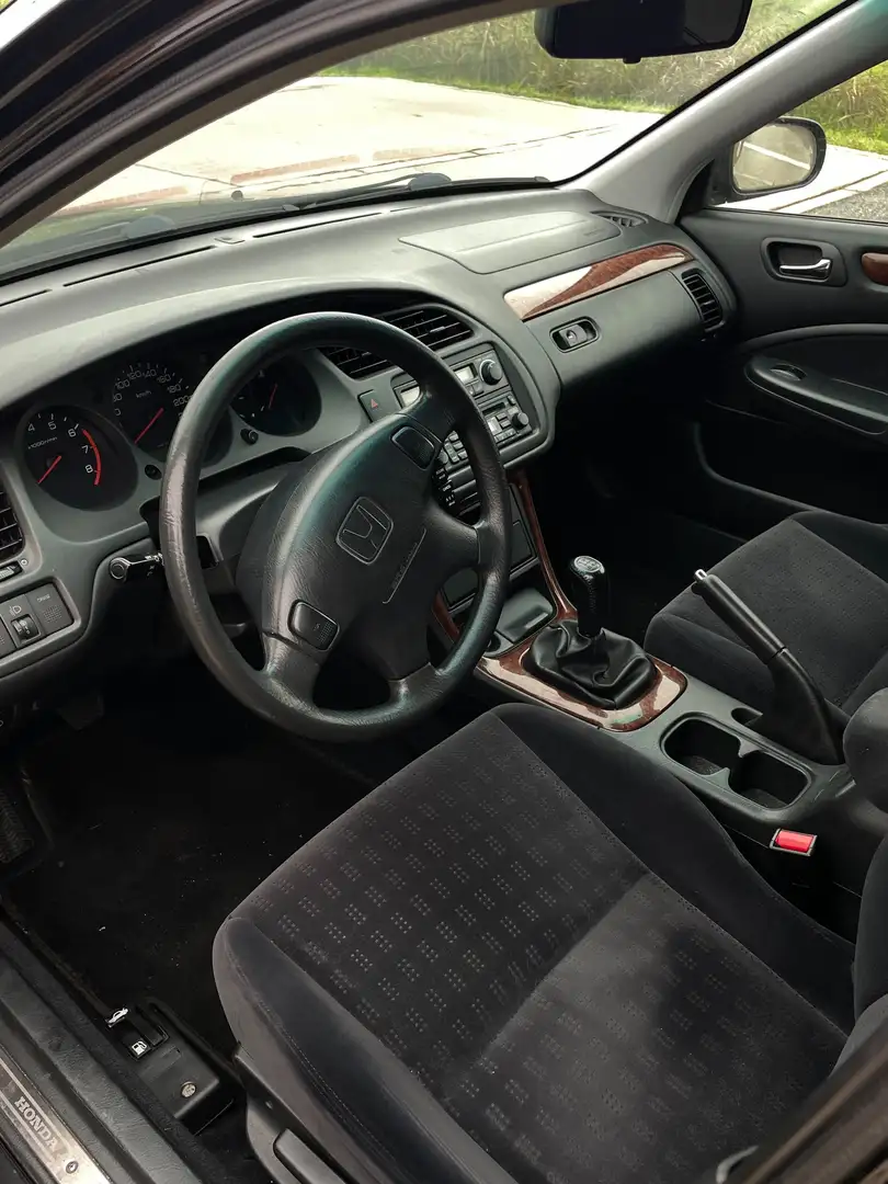 Honda Accord 1.8i LS - 2