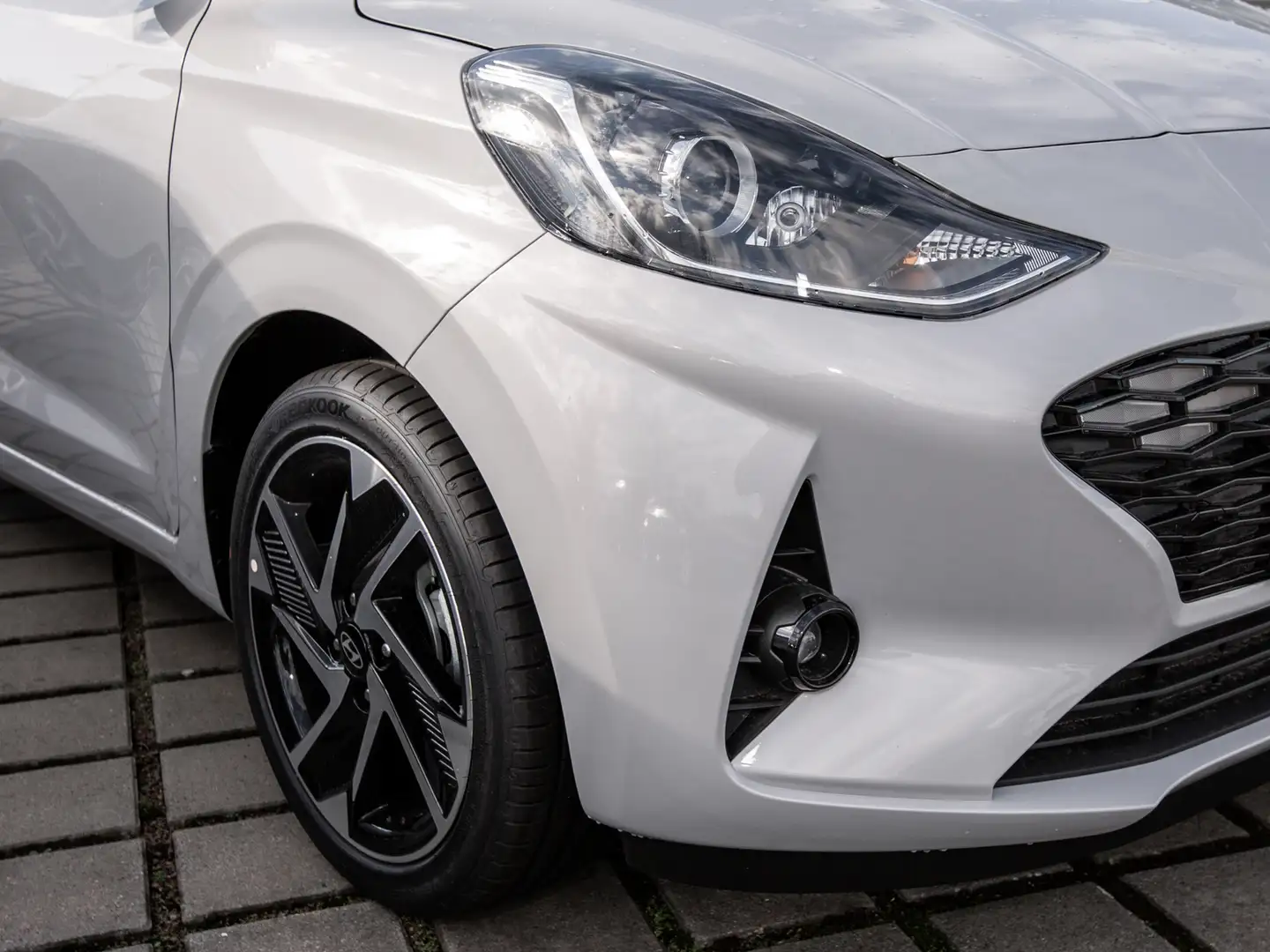 Hyundai i10 KLIMAAUT*CarPlay*KAMERA*SHZ*Lenk.HZ*NAVI*PDC Gris - 2