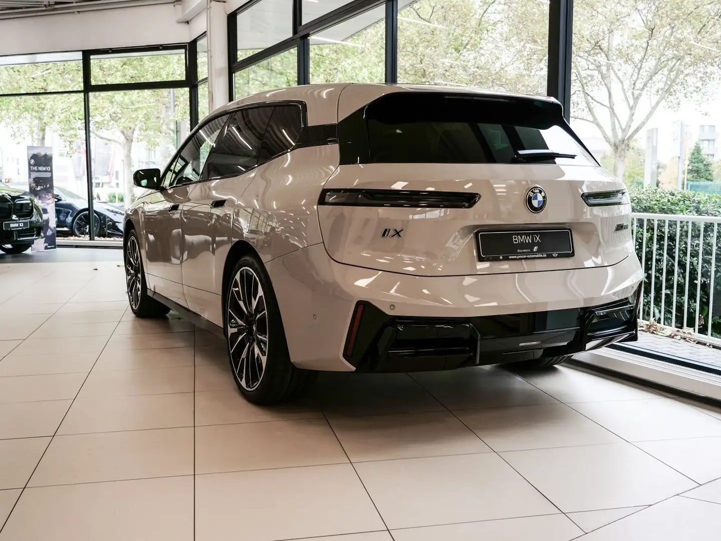 BMW iX M70 M Sport HUD PANO ACC AHK RFK NAVI Grau - 2