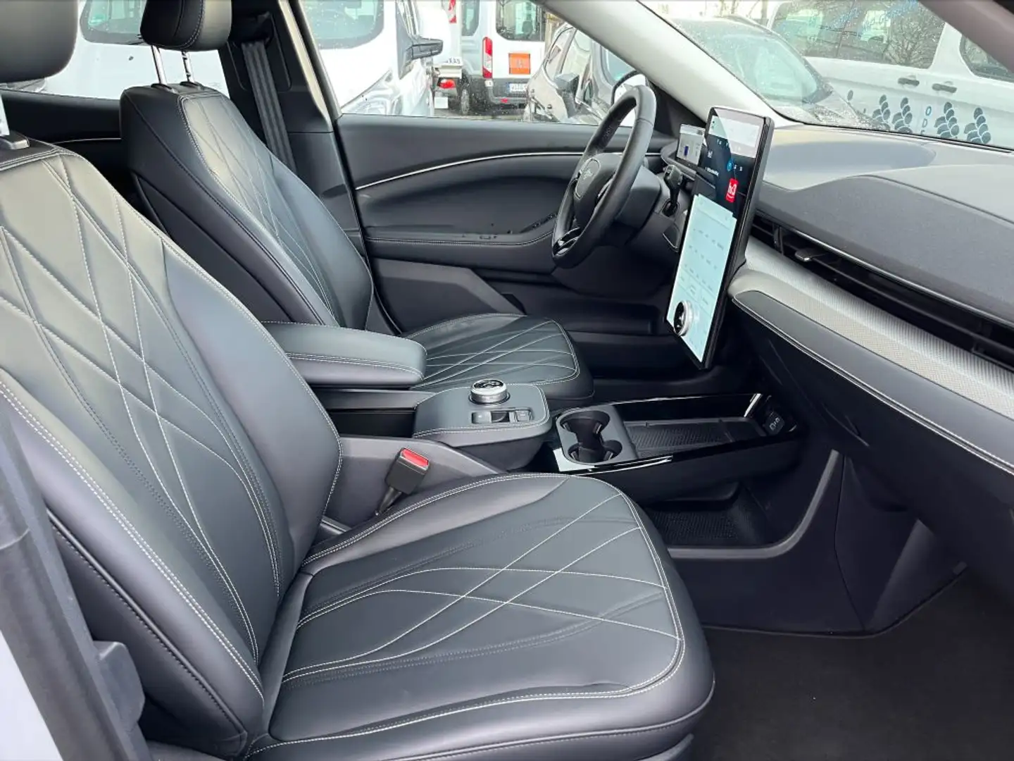 Ford Mustang Mach-E Weiß - 2